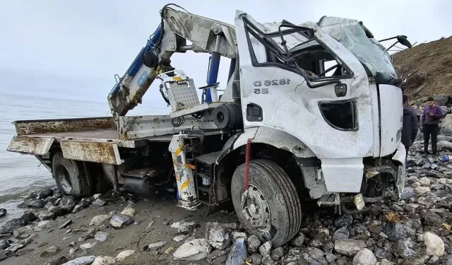 Van'da belediye aracı göle uçtu