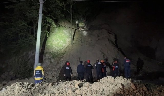 Yamaçtan düşüp mahsur kalan aynı aileden 3 kişi kurtarıldı