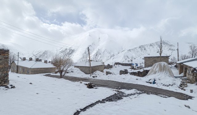 Hakkari’de şaşırtan manzara: Mayısta kar yağışı