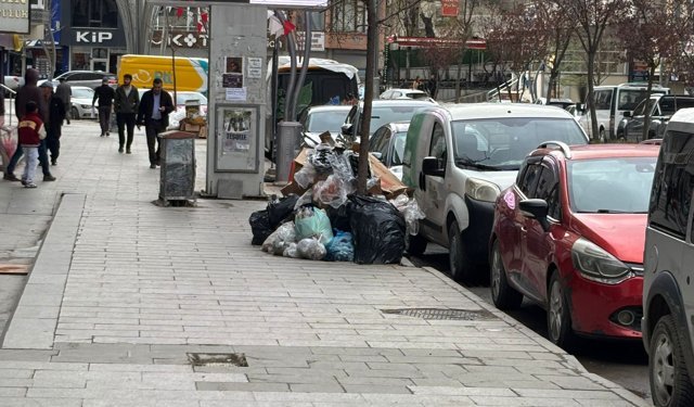 Hakkari’de çöp krizi: Çöpler yerde kaldı, tepkiler büyüyor