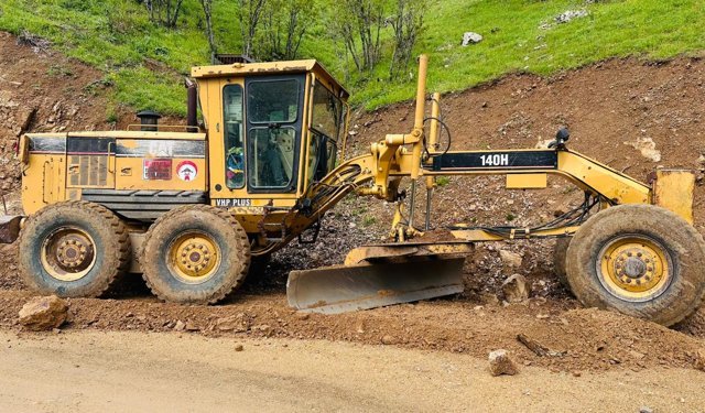 Şemdinli’de bozulan yollar yeniden düzenleniyor