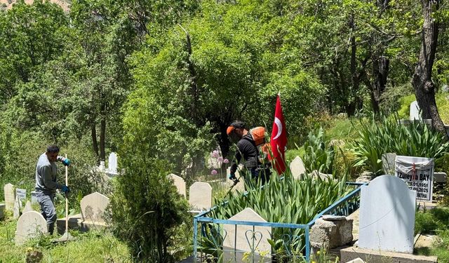Şemdinli’de bayram öncesi mezarlıklarda temizlik seferberliği
