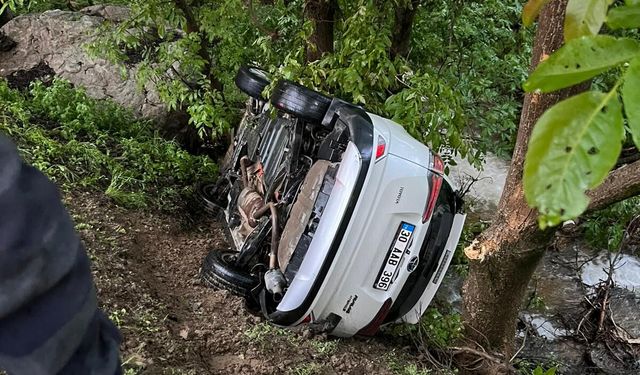 Hakkari’de kontrolden çıkan araç yan yattı