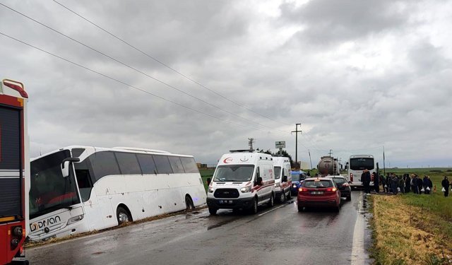 1 Mayıs’a giden işçileri taşıyan otobüs kaza yaptı