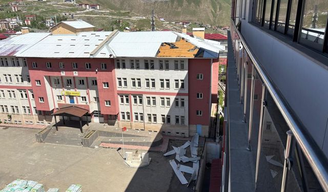 Hakkari'de şiddetli rüzgar okul çatısına zarar verdi