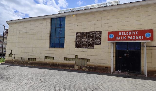 Hakkari Halk Pazarı’nda dış cephe bozulmaları dikkat çekiyor