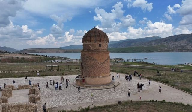 12 bin yıllık geçmişe sahip Hasankeyf'te bayram yoğunluğu