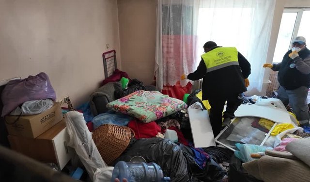 Eskişehir'de bir daireden 5 kamyon çöp çıkarıldı