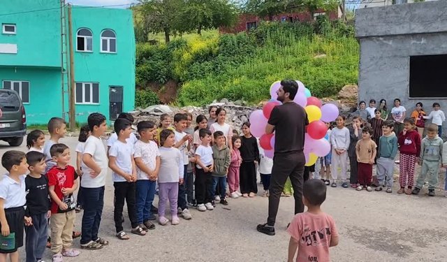 Silopi ve Cizre'de çocuklara oyuncak dağıtıldı