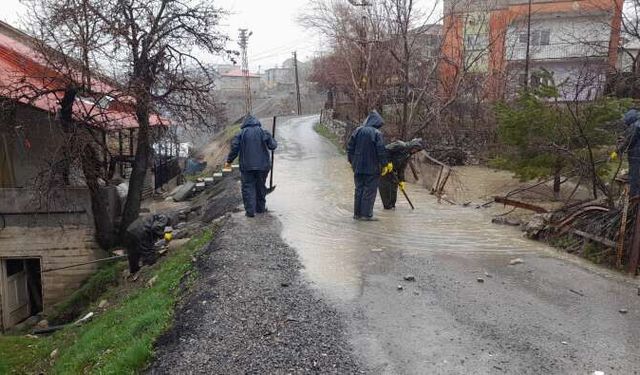 Hakkari’de tıkanan mazgallar temizlendi
