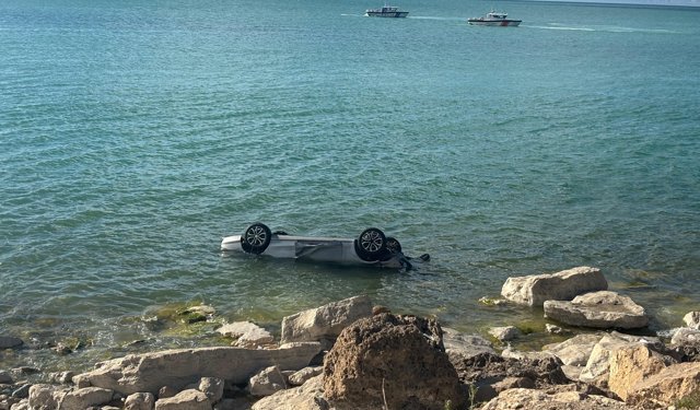 Van Gölü'ne düşen otomobilin sürücüsü yaralandı