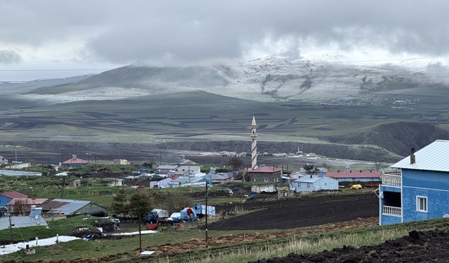 Ardahan'da mayısta kar yağışı etkisini sürdürdü