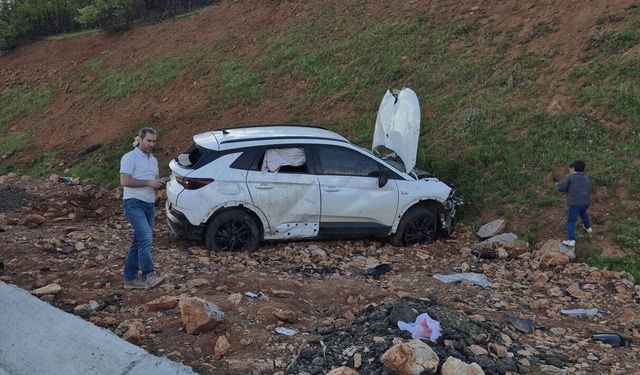 Bingöl’de yamaca çarpan otomobilde 6 kişi yaralandı