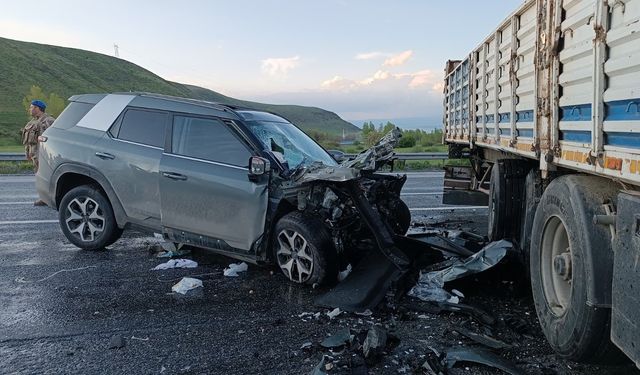 Bitlis'te ciple tırın çarpıştığı kazada 6 kişi yaralandı
