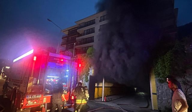 Çıkan yangında 3 otomobil zarar gördü