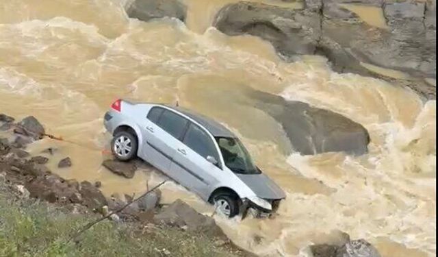 Dereye savrulan otomobilin sürücüsü yaralandı
