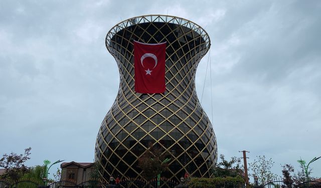 Dev çay bardağında bayraklı 19 Mayıs gösterisi