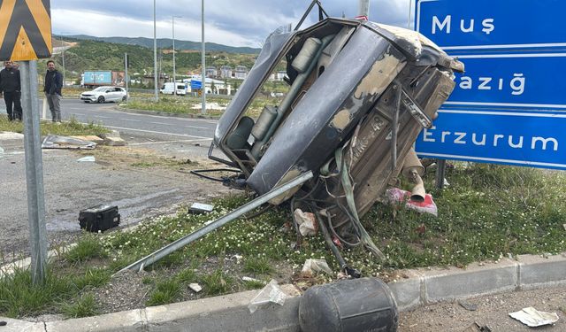 Hayvan yüklü kamyon, 2 otomobile çarptı; 2 yaralı