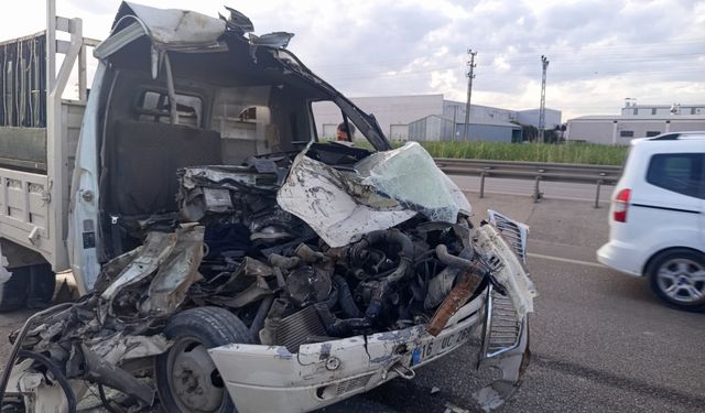 Kamyonet ile TIR çarpıştı: 1 ölü, 1 yaralı