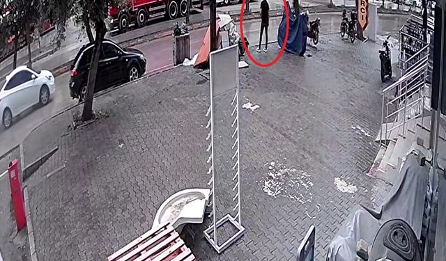 Kask takıp girdiği telefon bayisini soydu