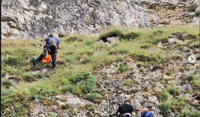 Kayalıklarda mahsur kalan gençleri AFAD kurtardı