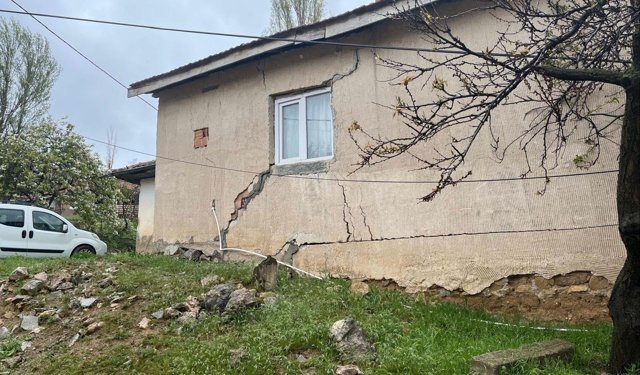 Sağanak sonrası toprak kayması; 9 yapı hasar gördü