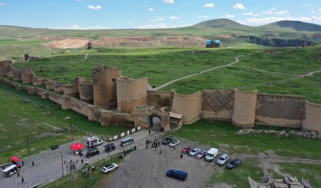 Dostluk ve İpek Yolu Rallisi ekibi Kars'a ulaştı