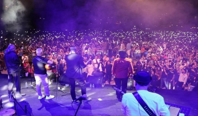 Mardin’de on binler Koma Amed konserinde buluştu