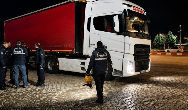 TIR'ın çarptığı yaya öldü; şoför gözaltında