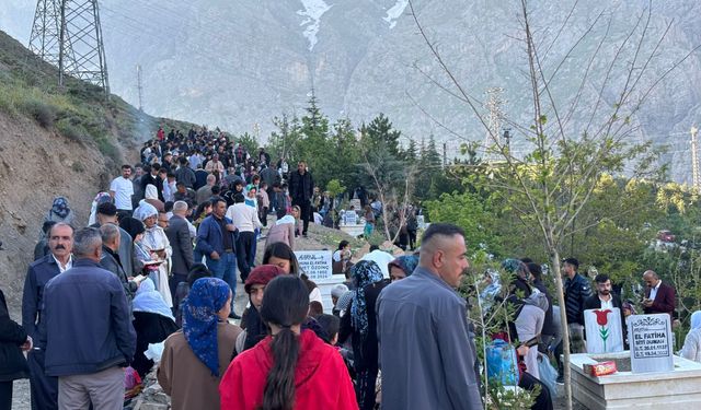 Hakkari’de bayram sabahı mezarlıklar dolup taştı