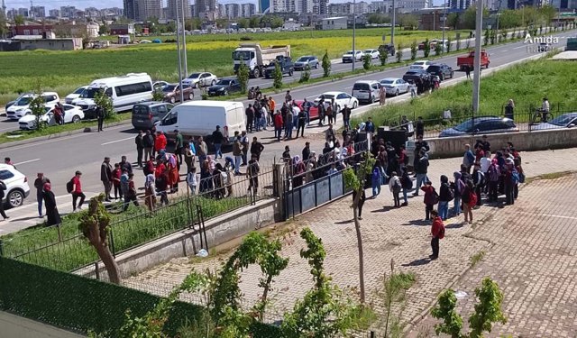 Diyarbakır’da okul önünde silah sesleri: Tahliye başladı