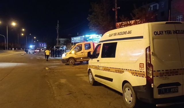 Çekiciye çarpan otomobilden fırlayan kadın öldü