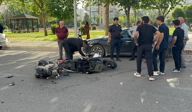 Otomobile çarpan motosiklet ikiye bölündü