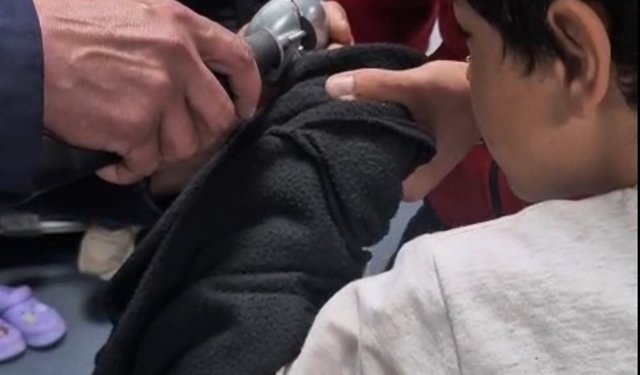 Parmağı musluk aynasına sıkışan çocuğu itfaiye kurtardı