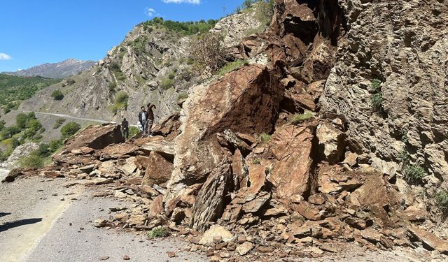 Şemdinli-Derecik kara yolu, ulaşıma kapandı