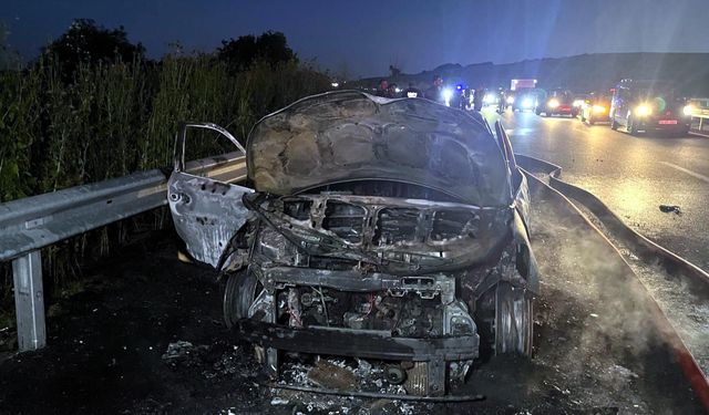 Seyir halindeki otomobil alev alev yandı