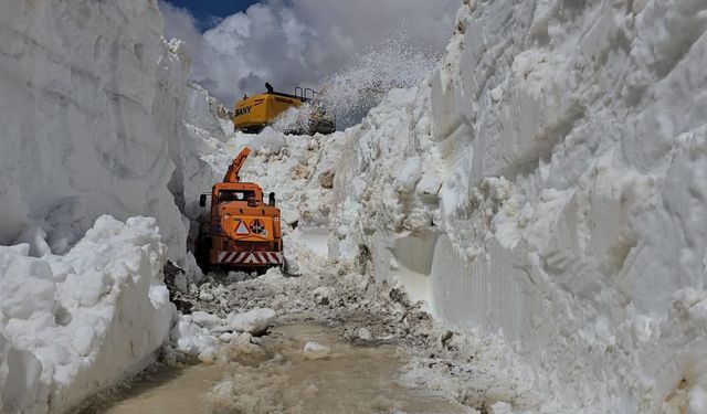 Şırnak’ta 7 metreyi aşan karla mücadele
