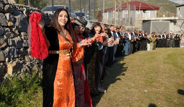 Aşiret yasağına rağmen kadınlar halay başında