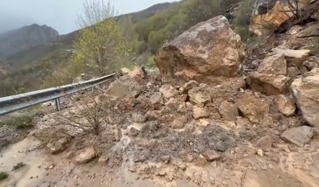 Sivas'ta heyelan köy yollarını ulaşıma kapattı