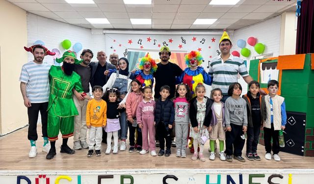 'Hakkari'de Sahne Var' ekibi çocukların yüzünü güldürdü