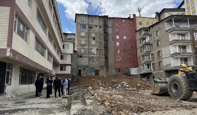 Hakkari’de riskli temel çukuru kapatıldı
