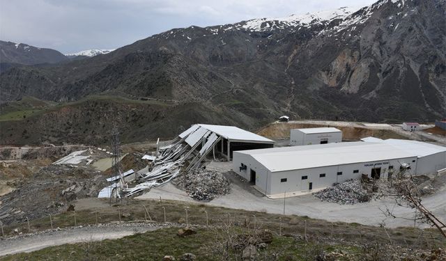 Bakanlık heyeti heyelan bölgesinde inceleme yaptı
