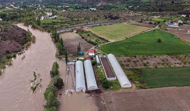 Sivas’ta Kelkit taştı, köprü ve seralar sular altında