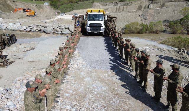 Hakkari'de kurulan panel köprüden ilk araç geçişleri başladı