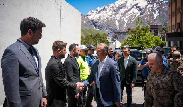 Hakkari Valisi Taşyapan güvenlik güçleriyle bayramlaştı