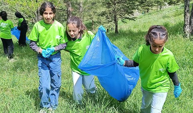 Hakkari Kent Ormanında 20 çuval çöp toplandı