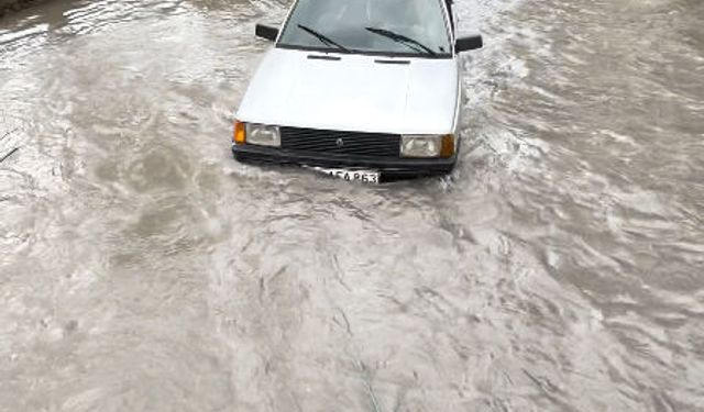 Park halindeki otomobil, su altında kalmaktan kurtarıldı