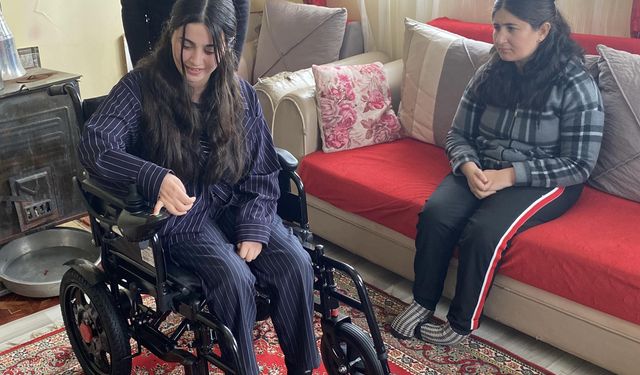 Kardeşler akülü sandalyeyi dönüşümlü kullanıyor