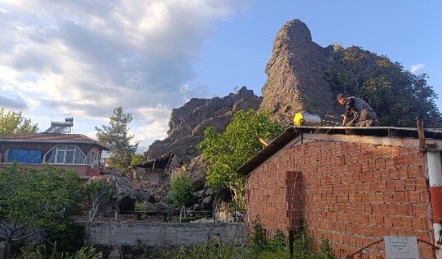 Kaya parçaları evi kullanılamaz hale getirdi