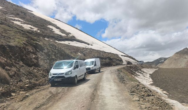 Hakkari'de kritik yolda geçişler devam ediyor